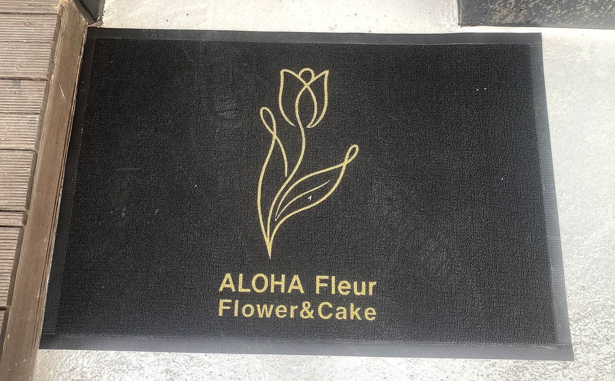 Loop 7 mm custom logo mat in black with a gold flower logo at a shop door, customer photo